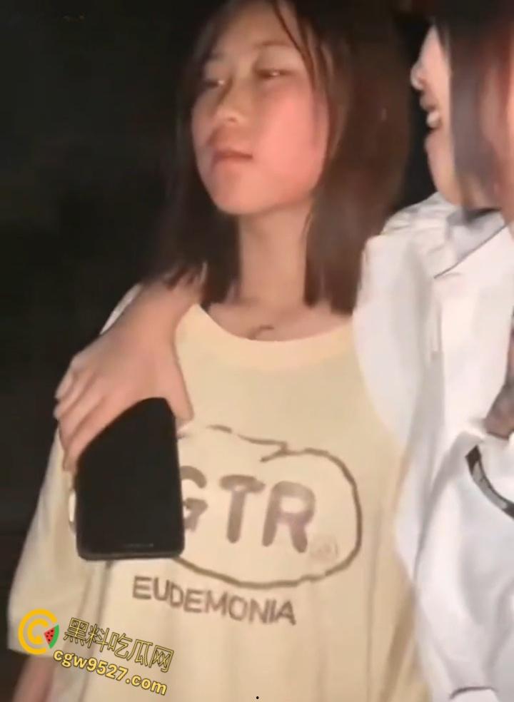 快手百万粉丝网红【一只晨】翻车现场,夜里带姐妹扇女孩子脸,还一边打一边笑,真是欠管教!-5