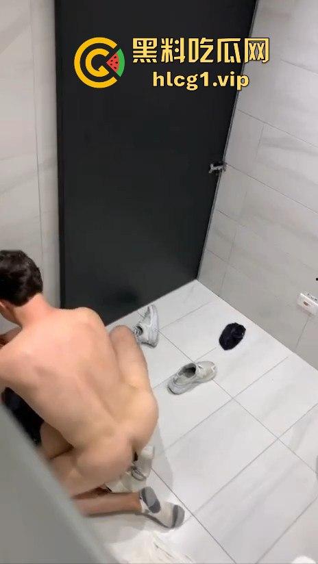 酒吧男带学生妹进残障厕所激情上演!被拔墙全程偷拍,小伙干得凶猛,舔完润滑才开始!-1