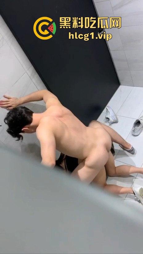 酒吧男带学生妹进残障厕所激情上演!被拔墙全程偷拍,小伙干得凶猛,舔完润滑才开始!-2