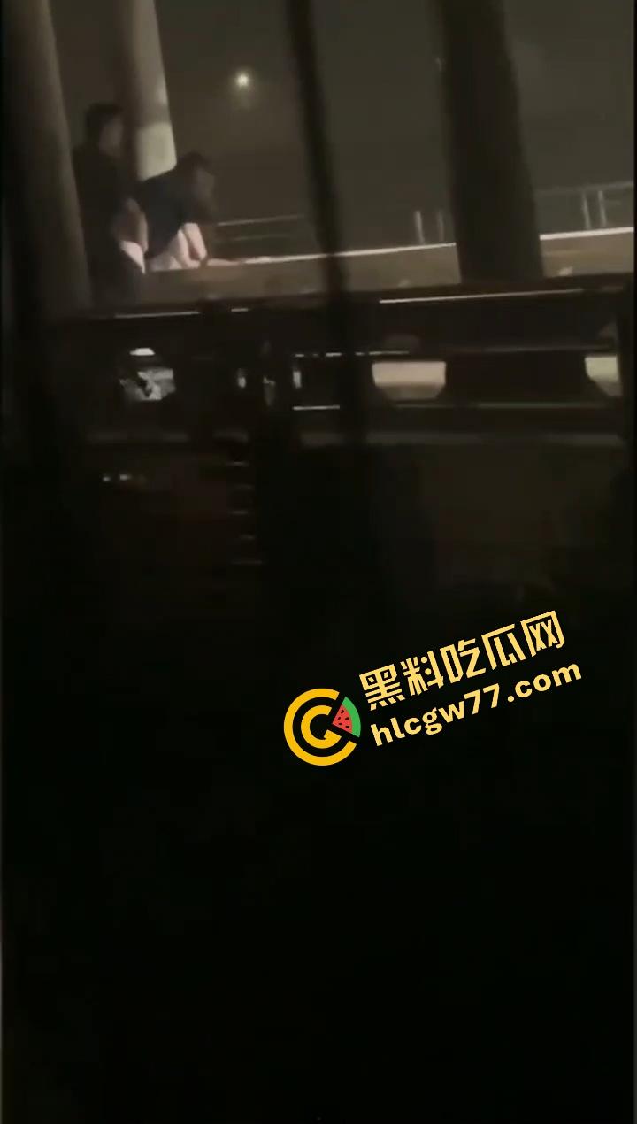 最美的不是下雨天,而是你在我身上坐着颤的瞬间,武汉大学情侣公共场合观音坐莲被偷拍,全网疯传!-11