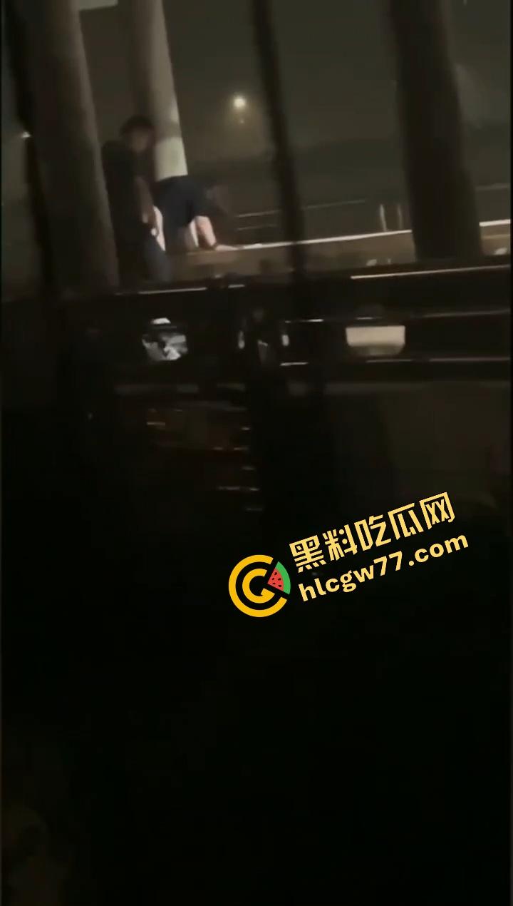 最美的不是下雨天,而是你在我身上坐着颤的瞬间,武汉大学情侣公共场合观音坐莲被偷拍,全网疯传!-12