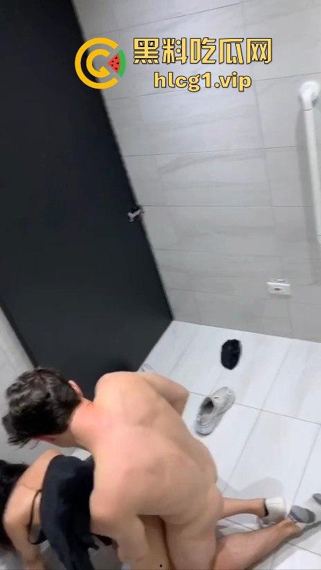 酒吧男带学生妹进残障厕所激情上演!被拔墙全程偷拍,小伙干得凶猛,舔完润滑才开始!-9