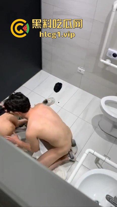 酒吧男带学生妹进残障厕所激情上演!被拔墙全程偷拍,小伙干得凶猛,舔完润滑才开始!-10