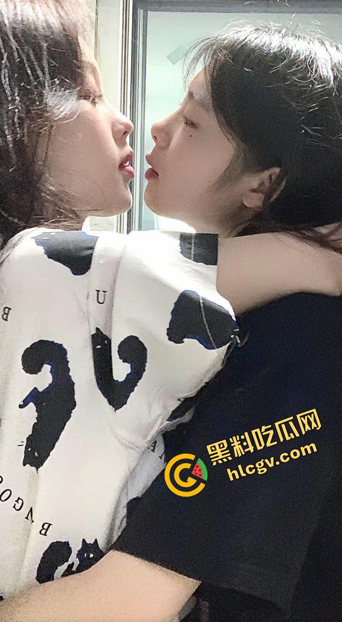 抖音极品女同姐妹网红『饭饭fan』姐妹恋爱 没鸡巴怎么行?与土豪大哥开房双飞 独家曝光!-3