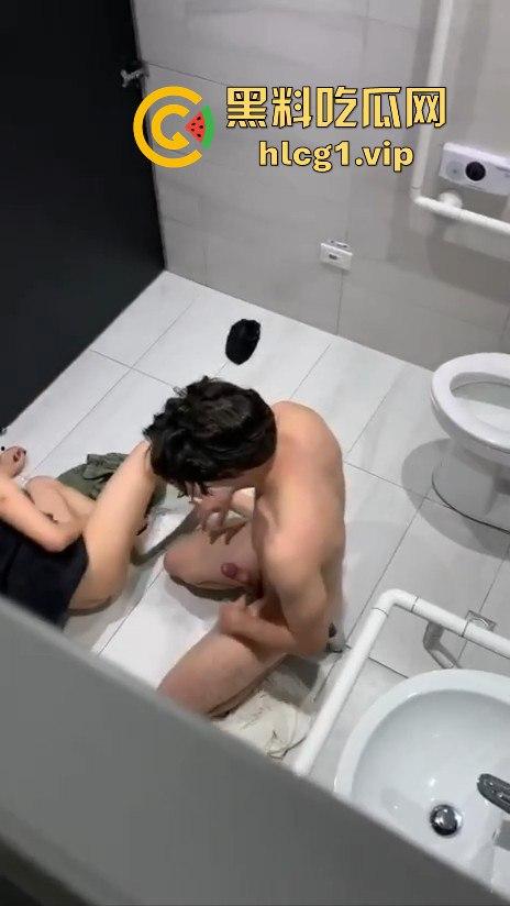 酒吧男带学生妹进残障厕所激情上演!被拔墙全程偷拍,小伙干得凶猛,舔完润滑才开始!-11