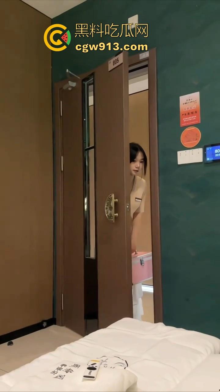 沐足偶遇白月光技师,甜美可爱清纯温柔,怒砸3000带回酒店后入,年轻时得不到的加倍操回来!-1