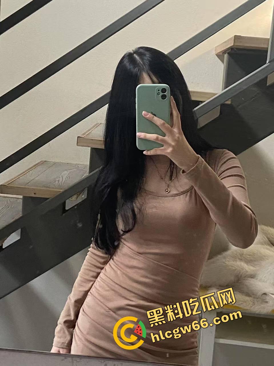 山西淫女『李璐』趁男友出差偷操亲弟弟，无套爆插潮喷喷水，全身润到滴水，小穴蹭蹭阴蒂就喷了三次！-3