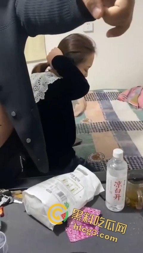 捉奸捉到奸夫淫妇现场!网友发问:为啥不先离婚?-1