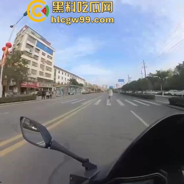 女骑士惨遭粗口boy暴风输出,过个马路直接破防,被街头国粹连招骂懵,全程高能输出不带重样!-10