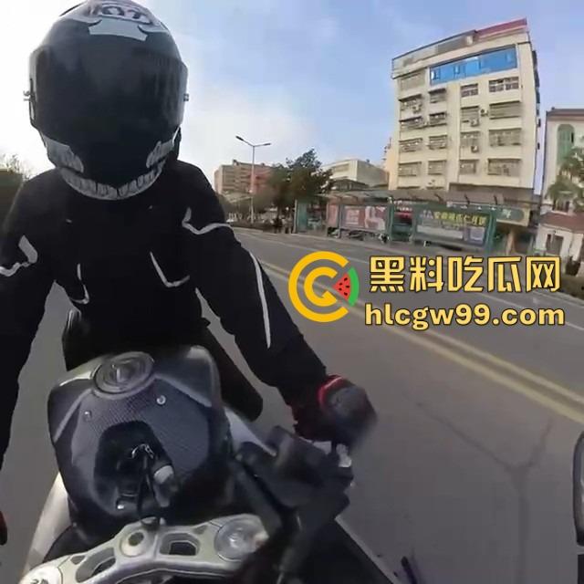 女骑士惨遭粗口boy暴风输出,过个马路直接破防,被街头国粹连招骂懵,全程高能输出不带重样!-11