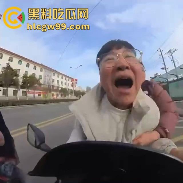 女骑士惨遭粗口boy暴风输出,过个马路直接破防,被街头国粹连招骂懵,全程高能输出不带重样!-13