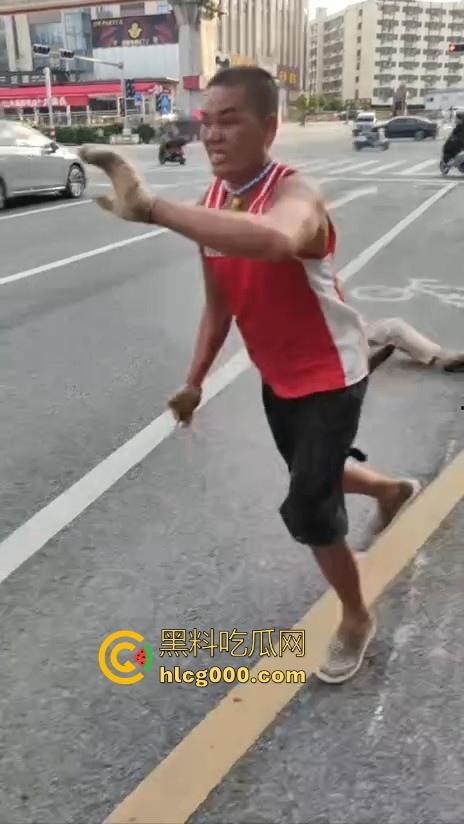 南宁街头惊现持刀捅人,抢劫后无差别捅人,路过行人见人就捅,围观群众惊恐报警,场面触目惊心!-1