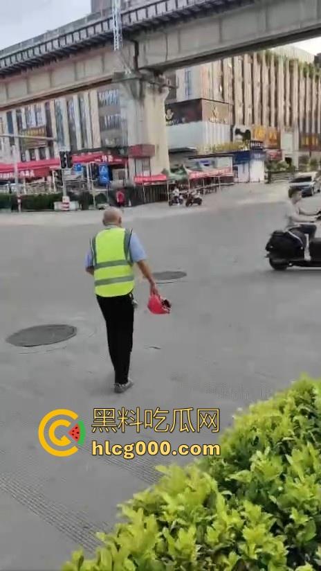 南宁街头惊现持刀捅人,抢劫后无差别捅人,路过行人见人就捅,围观群众惊恐报警,场面触目惊心!-7