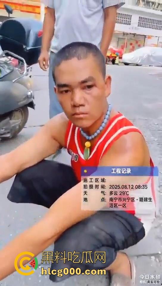 南宁街头惊现持刀捅人,抢劫后无差别捅人,路过行人见人就捅,围观群众惊恐报警,场面触目惊心!-8