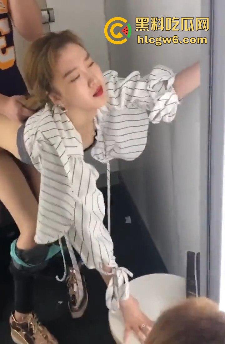 分手两年还能搞,夜店母狗主动求操,小哥的每一次猛干都能让她回味到失控!前女友现炮友,骚到人神共愤!-1