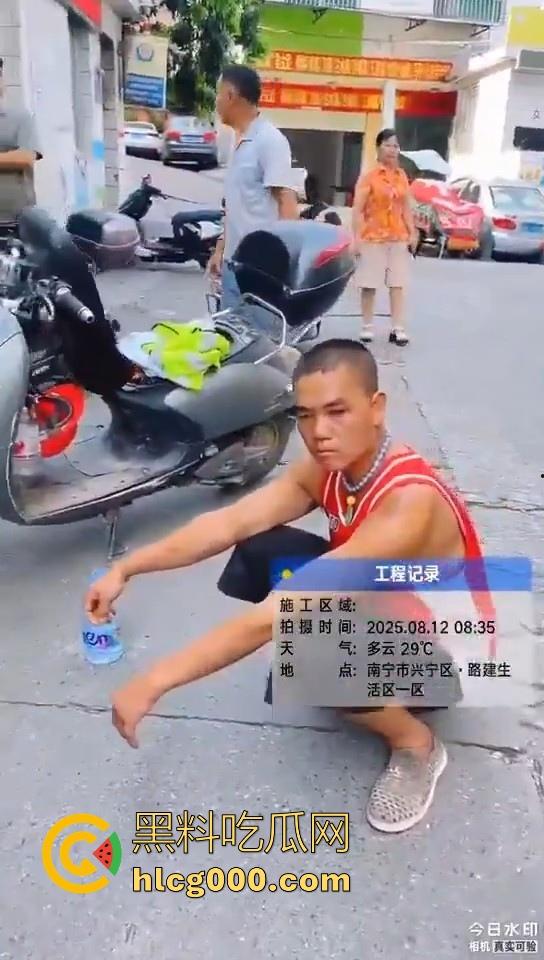 南宁街头惊现持刀捅人,抢劫后无差别捅人,路过行人见人就捅,围观群众惊恐报警,场面触目惊心!-9