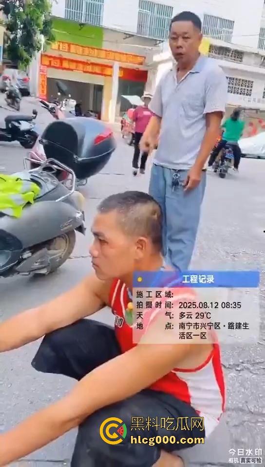 南宁街头惊现持刀捅人,抢劫后无差别捅人,路过行人见人就捅,围观群众惊恐报警,场面触目惊心!-10