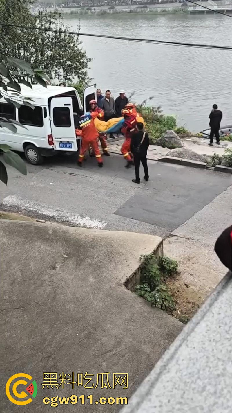 山东滕州荆河路荆河桥,附近打捞出一男子尸体,又是钓鱼佬发现的,疑似上游冲到下游,怀疑是为情自尽!-5