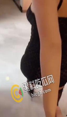 抖音网红反差骚货 李雅 在商场楼道跪舔粉丝 口交镜前后入啪啪射肥臀 姐姐真是太宠粉啦!-7