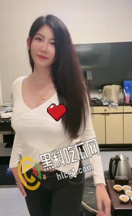 抖音网红反差骚货 李雅 在商场楼道跪舔粉丝 口交镜前后入啪啪射肥臀 姐姐真是太宠粉啦!-8