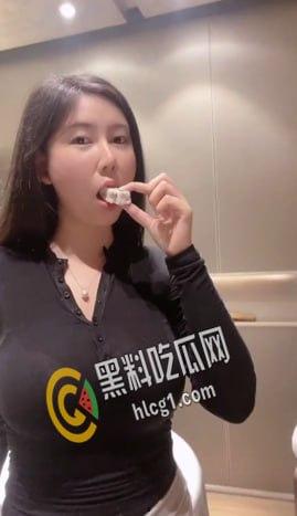 抖音网红反差骚货 李雅 在商场楼道跪舔粉丝 口交镜前后入啪啪射肥臀 姐姐真是太宠粉啦!-10