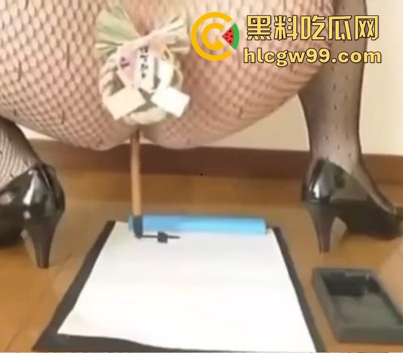 南通极品SM母狗【封封】发情大屁股母狗逼夹毛笔写字,骚气冲天玩弄小穴和屁眼,屁眼小穴玩得骚到冒烟!-13