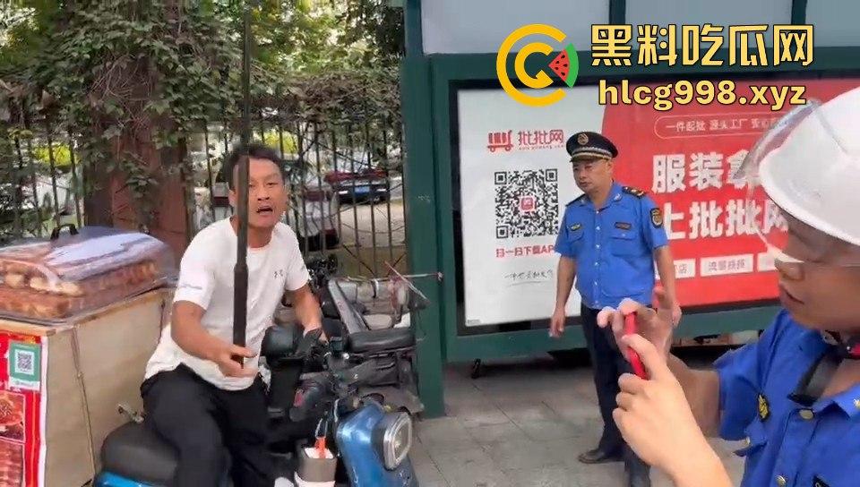 广州小贩怒怼城管，棍子一抄追着满街跑！城管扣车扣货，真就欺软怕硬？-3