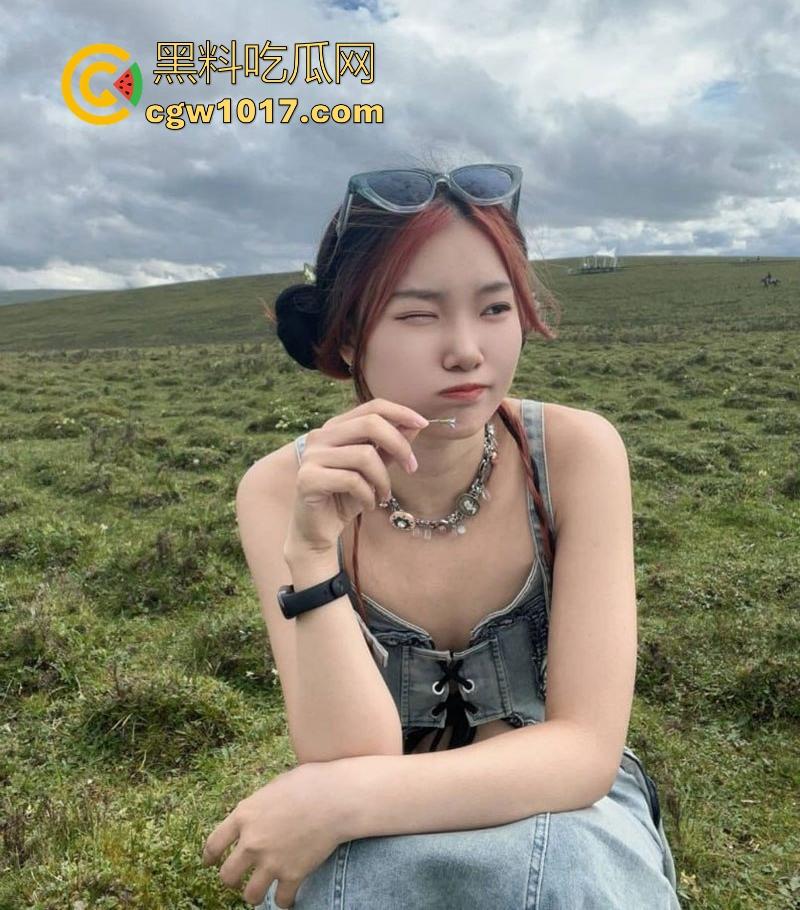 武汉大学英语系学姐【魏美丽】约炮成瘾,看似清纯可爱,实则骚逼里早已灌满精液,被大屌操成母狗!-5