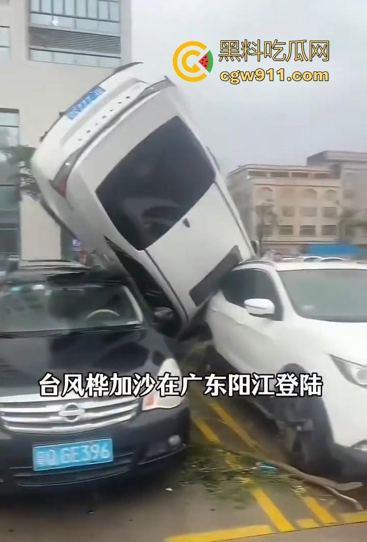 最强的超级台风【桦加沙】登陆阳江后的真实状况,到处都是被吹到的树玻璃,人类在大自然面前是多么渺小啊!-2