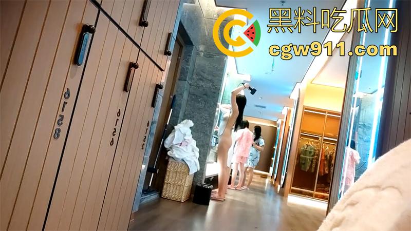 重金买通扫地阿姨偷拍,高端洗浴会所女浴更衣合集,四处移动偷拍,美女如云个个极品,大奶腿长臀翘的,应有尽有!-6