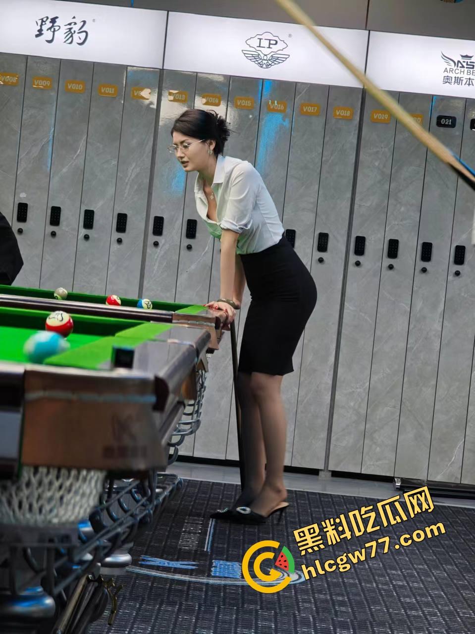 台球厅不打球只点陪玩,台球媛身材顶到不行穿吊带弯腰捡球露沟,拿身体给大哥架杆!-12