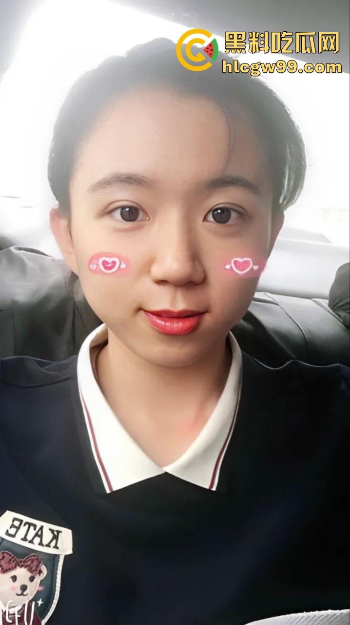 安大刚毕业骚女『周妙妙』剃逼毛当白虎被男友狂舔逼还打王者,这边舔着那边玩着!-2