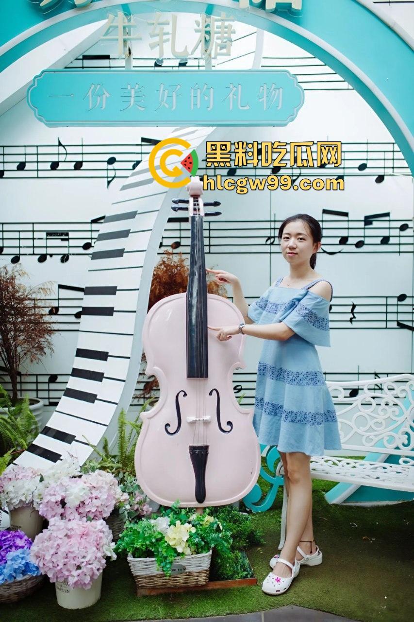 安大刚毕业骚女『周妙妙』剃逼毛当白虎被男友狂舔逼还打王者,这边舔着那边玩着!-3