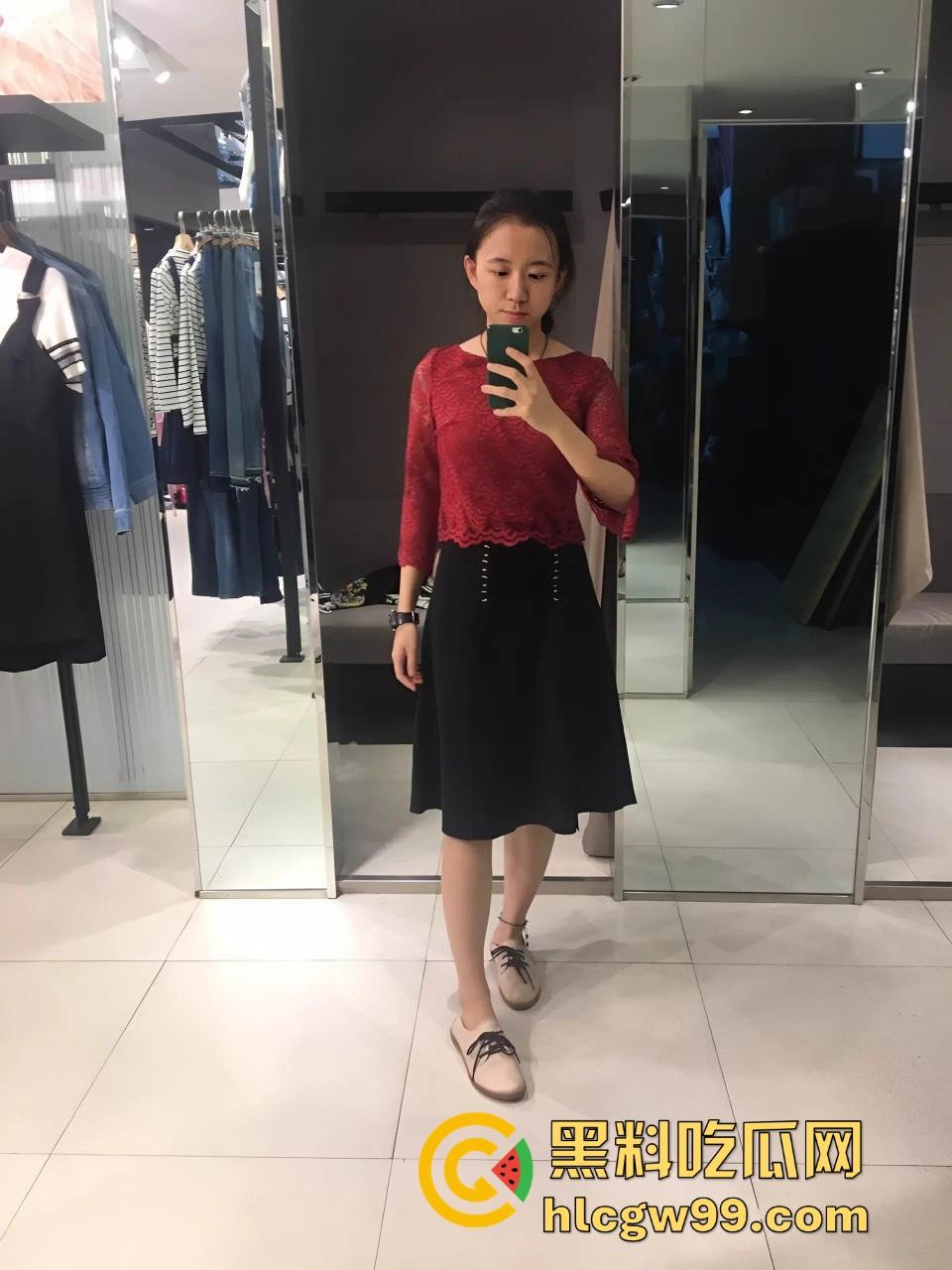 安大刚毕业骚女『周妙妙』剃逼毛当白虎被男友狂舔逼还打王者,这边舔着那边玩着!-4