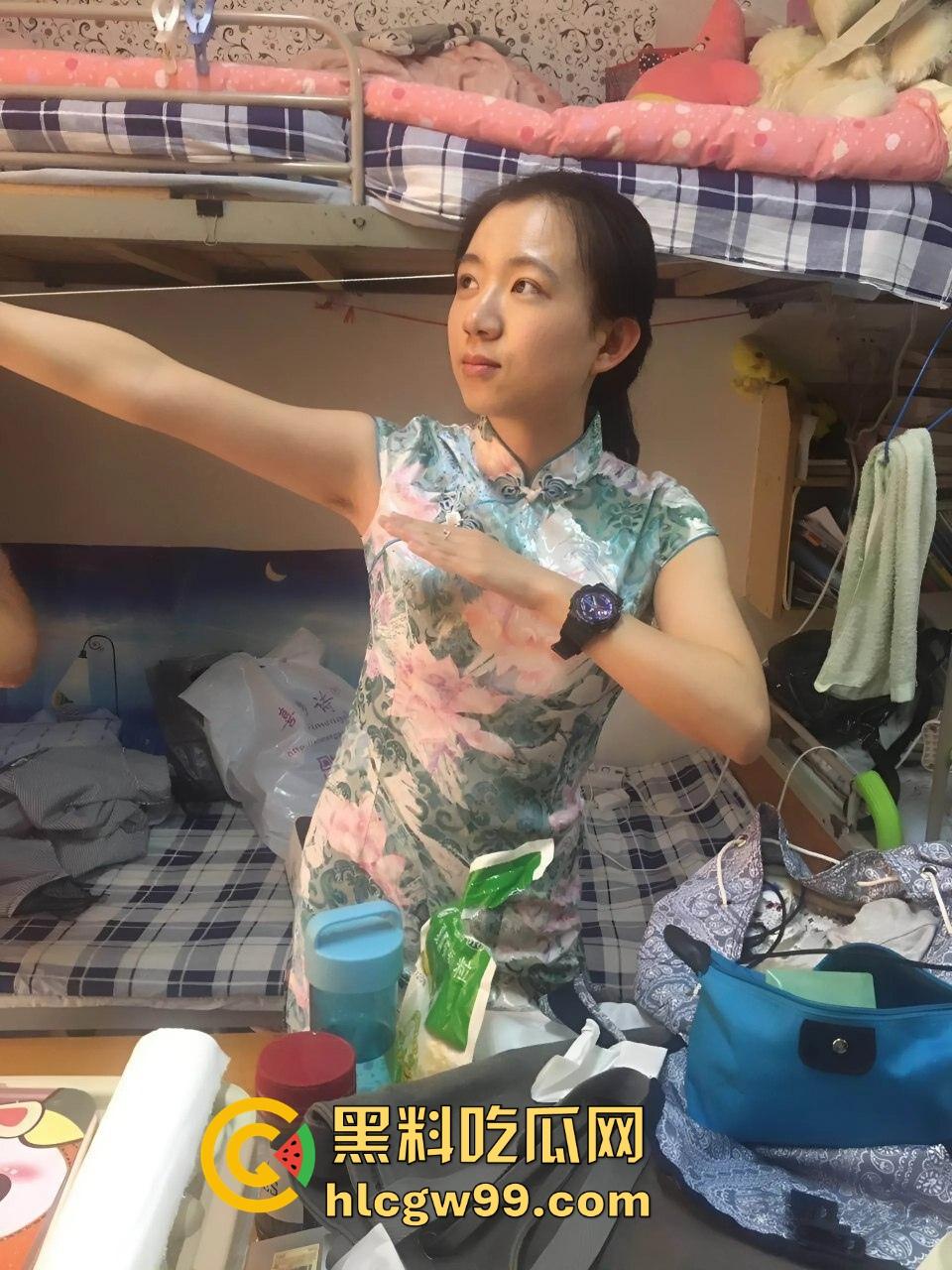 安大刚毕业骚女『周妙妙』剃逼毛当白虎被男友狂舔逼还打王者,这边舔着那边玩着!-5