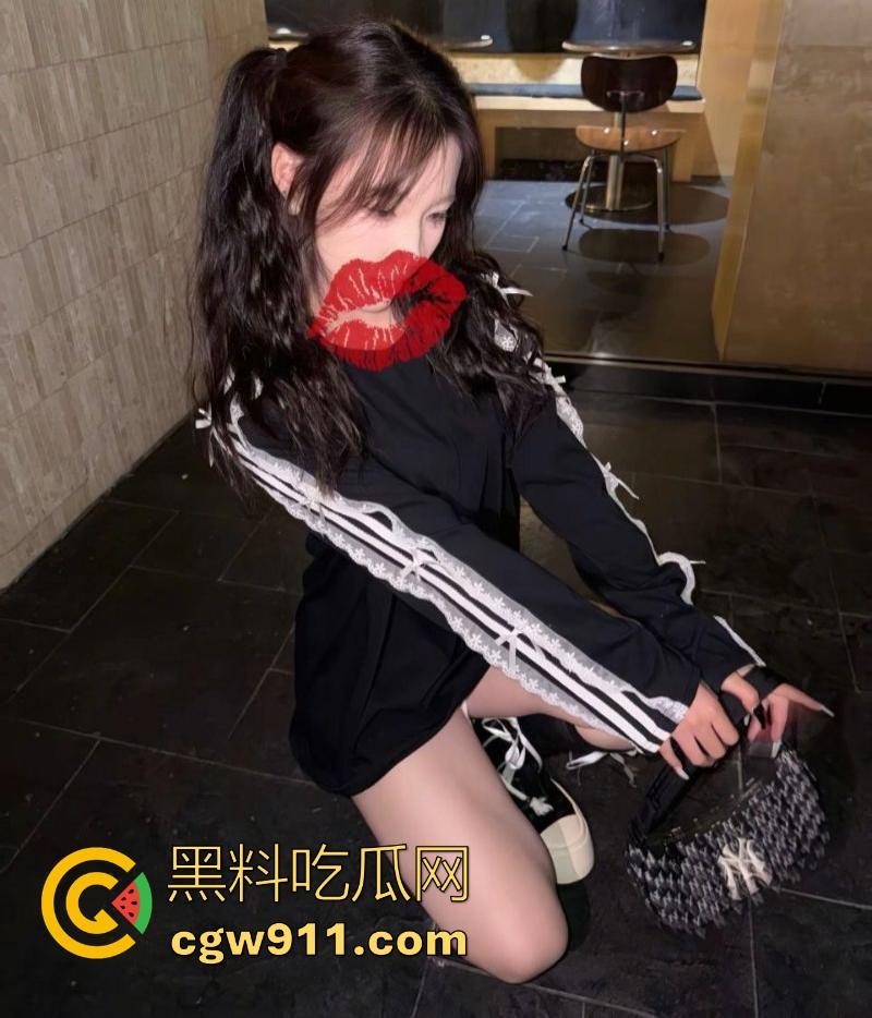 杭州清纯少女【徐琳】与男友做爱视频曝光,情趣内衣黑丝美腿诱人心魄,69互舔后入猛操精液射满翘臀!-4