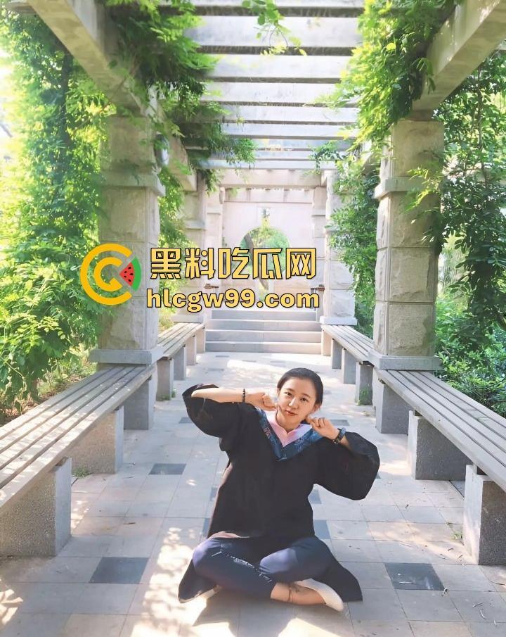 安大刚毕业骚女『周妙妙』剃逼毛当白虎被男友狂舔逼还打王者,这边舔着那边玩着!-6