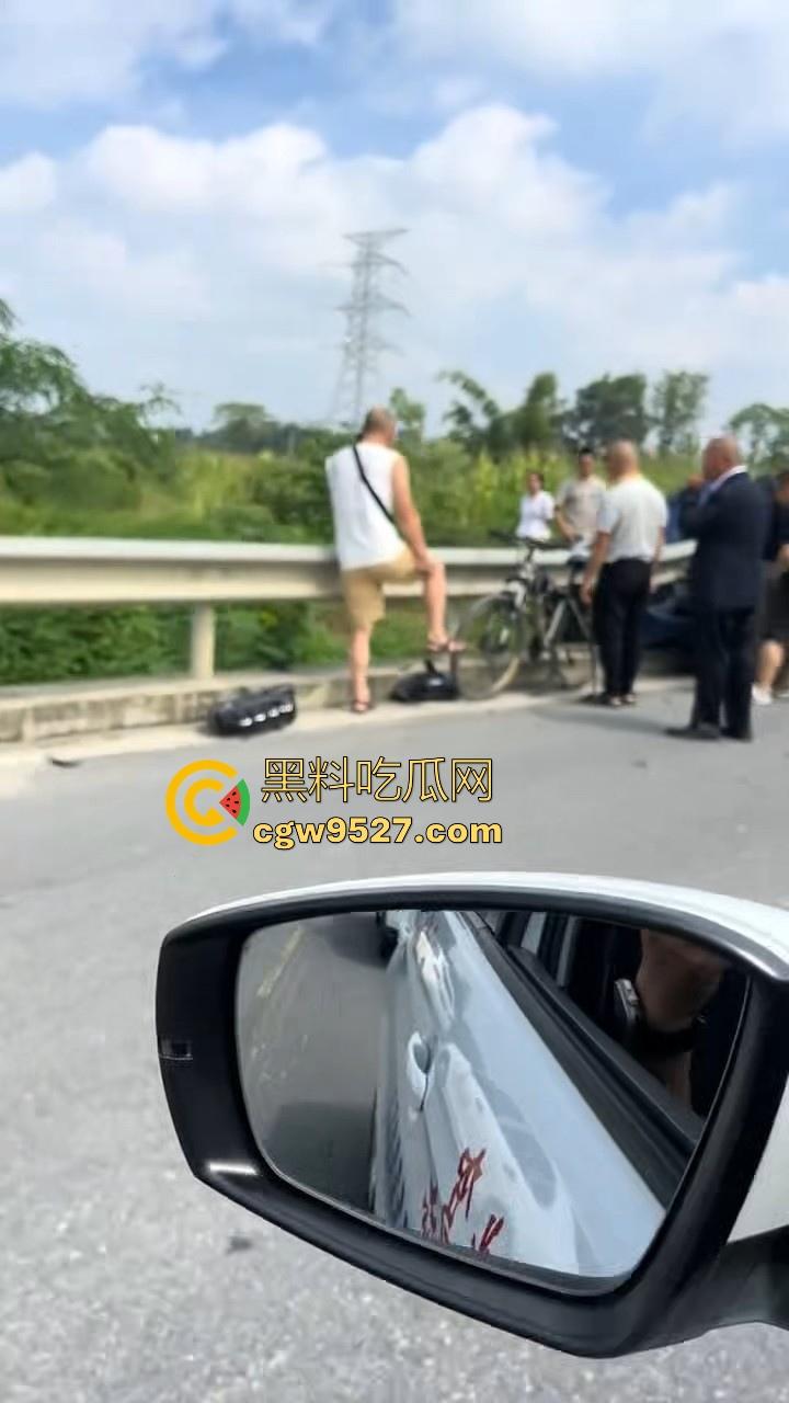 成都极氪撞护拦事故,严重的交通事故安全气囊居然没有弹出来,完全失去自救的机会,买极氪的朋友要注意啦!-6