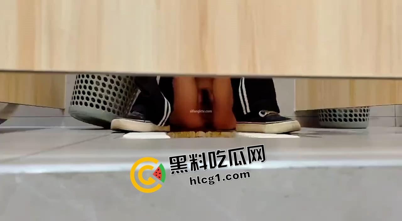 绝对重口!KTV醉酒小姐姐倒在厕所喷粪 猥琐男迎难粪而上都要抠逼 搞得自己一手淫水和大便值得吗-1