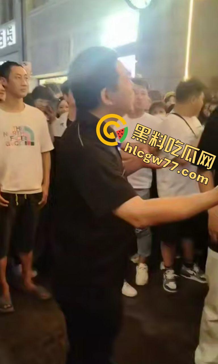 武汉街头“猥琐爷爷”偷拍少女!七旬老汉变态狂拍,嚣张叫嚣“本地人怕啥”,肖像权被踩脚下!-1