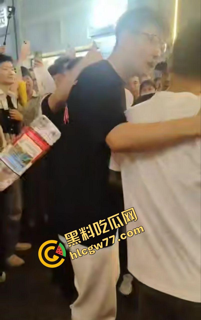 武汉街头“猥琐爷爷”偷拍少女!七旬老汉变态狂拍,嚣张叫嚣“本地人怕啥”,肖像权被踩脚下!-2