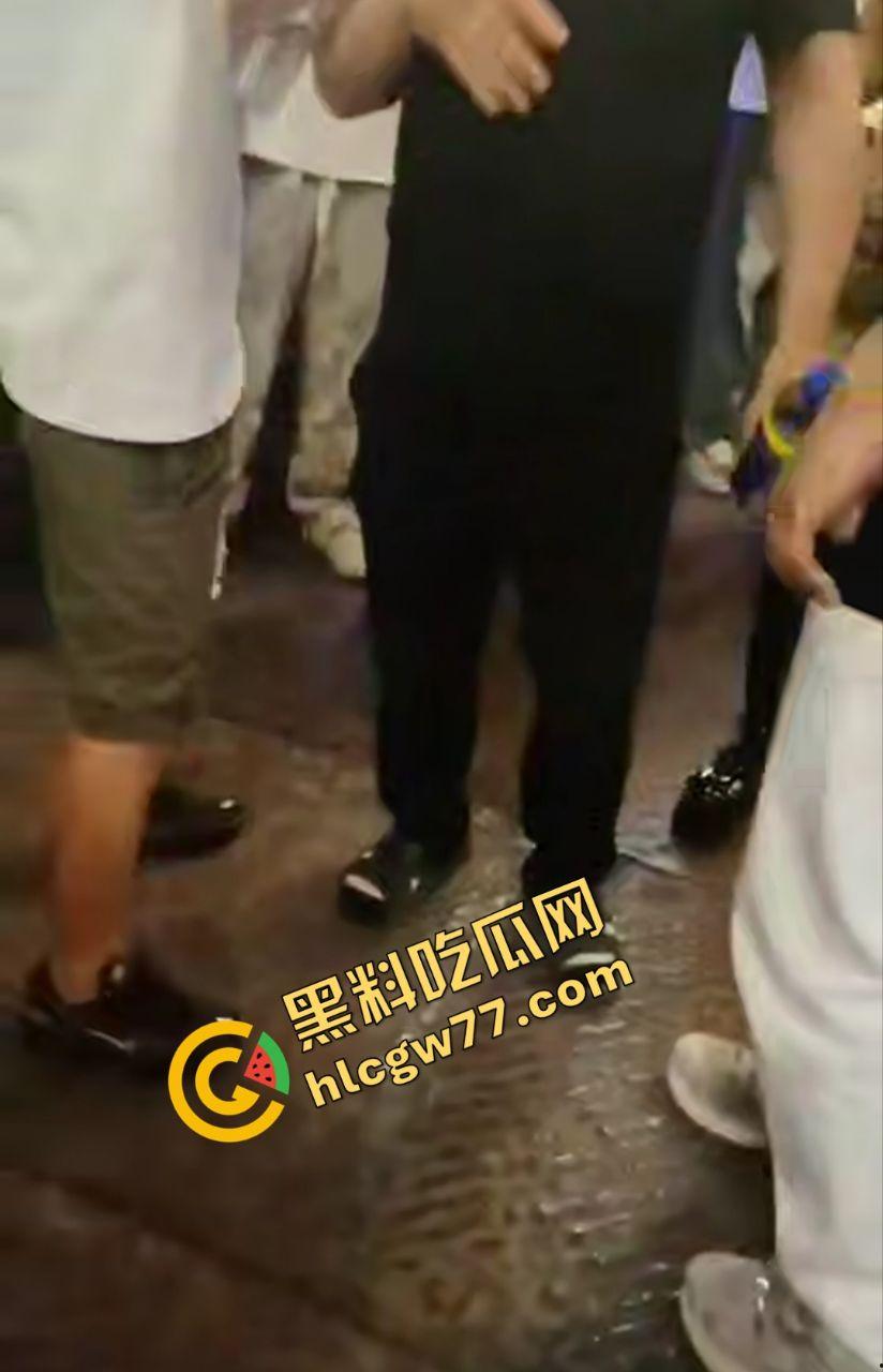 武汉街头“猥琐爷爷”偷拍少女!七旬老汉变态狂拍,嚣张叫嚣“本地人怕啥”,肖像权被踩脚下!-3