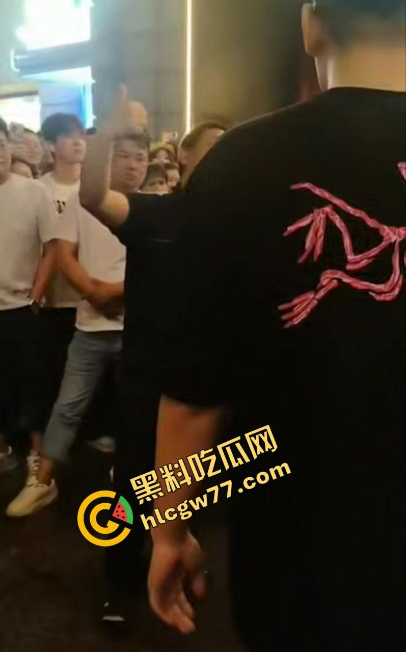 武汉街头“猥琐爷爷”偷拍少女!七旬老汉变态狂拍,嚣张叫嚣“本地人怕啥”,肖像权被踩脚下!-4