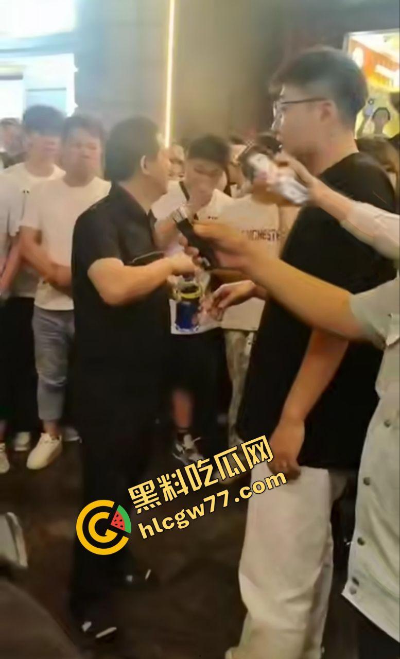 武汉街头“猥琐爷爷”偷拍少女!七旬老汉变态狂拍,嚣张叫嚣“本地人怕啥”,肖像权被踩脚下!-6