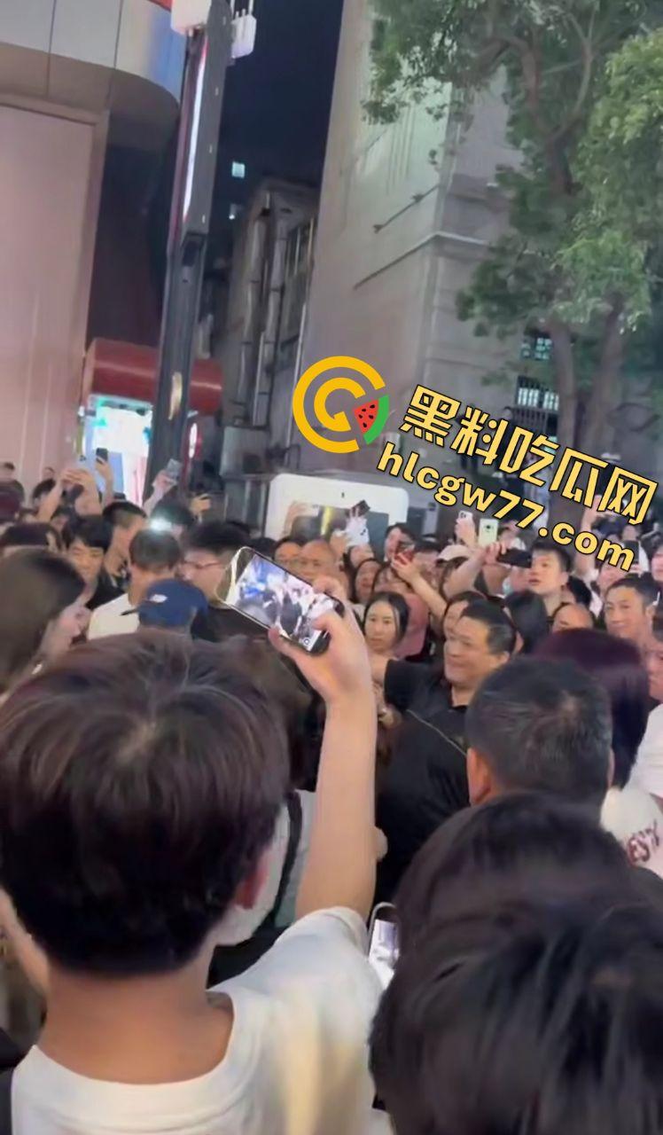 武汉街头“猥琐爷爷”偷拍少女!七旬老汉变态狂拍,嚣张叫嚣“本地人怕啥”,肖像权被踩脚下!-8