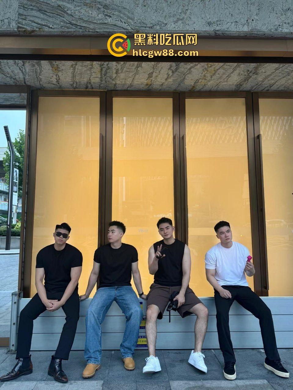 四川成都男gay肌肉健身男团,包下公共厕所大鸟转转激情搞鸡,各自脱光全裸导管撸铁!-2