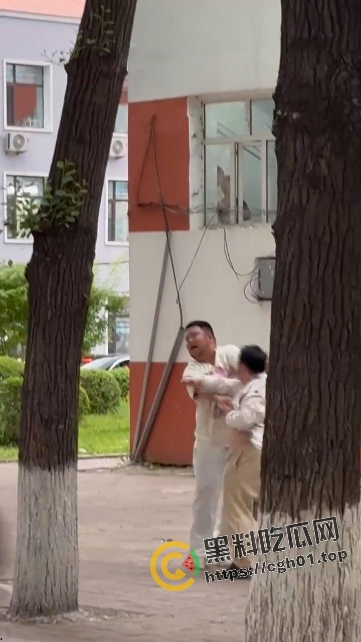 胖熊男孩捉奸现场!母熊胖0发泼打滚要出轨男友给说法 屁眼怪都这么搞笑吗-4