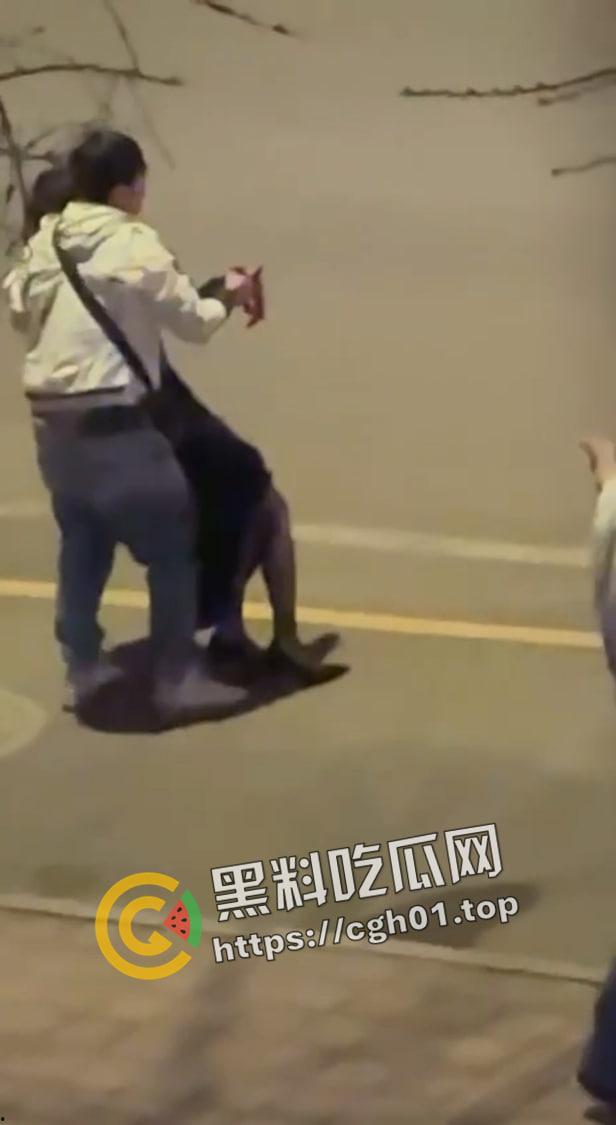 云南曲靖刀仔【张瑞畔】怒杀出轨女友【徐倩倩】发视频说全砍的动脉 手直接断掉 现场视频流出-4