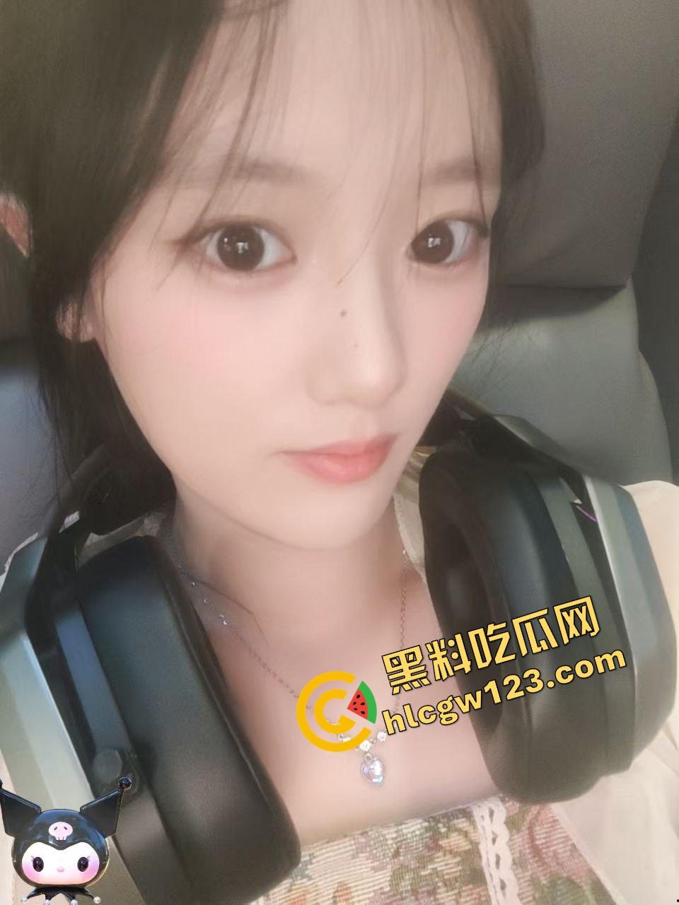 这秘书骚得要命,结婚照样每天黑丝高跟上班,撅屁股装掉笔逼都快露出来了,鸡巴都被看肿了!-2