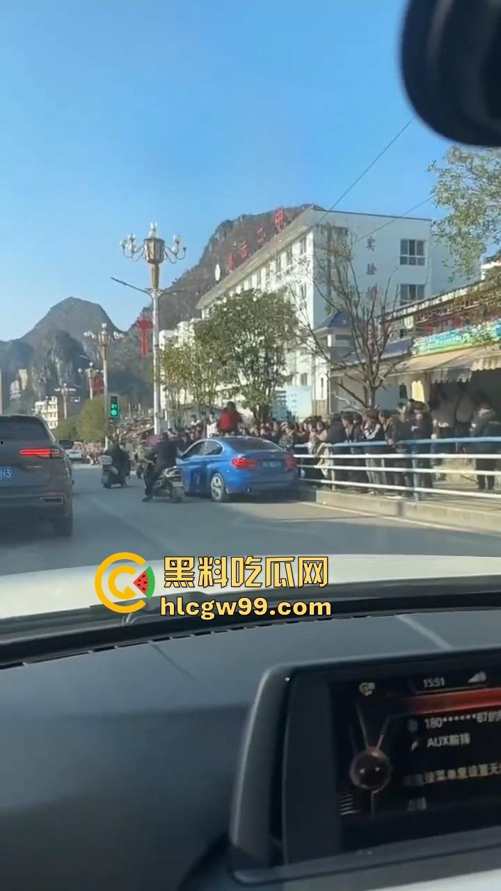 年度最贵抓奸现场,贵州紫云红衣女子怒砸宝马,原配没资格坐车?小三凭啥坐?直接砸烂让谁都别想坐!-7